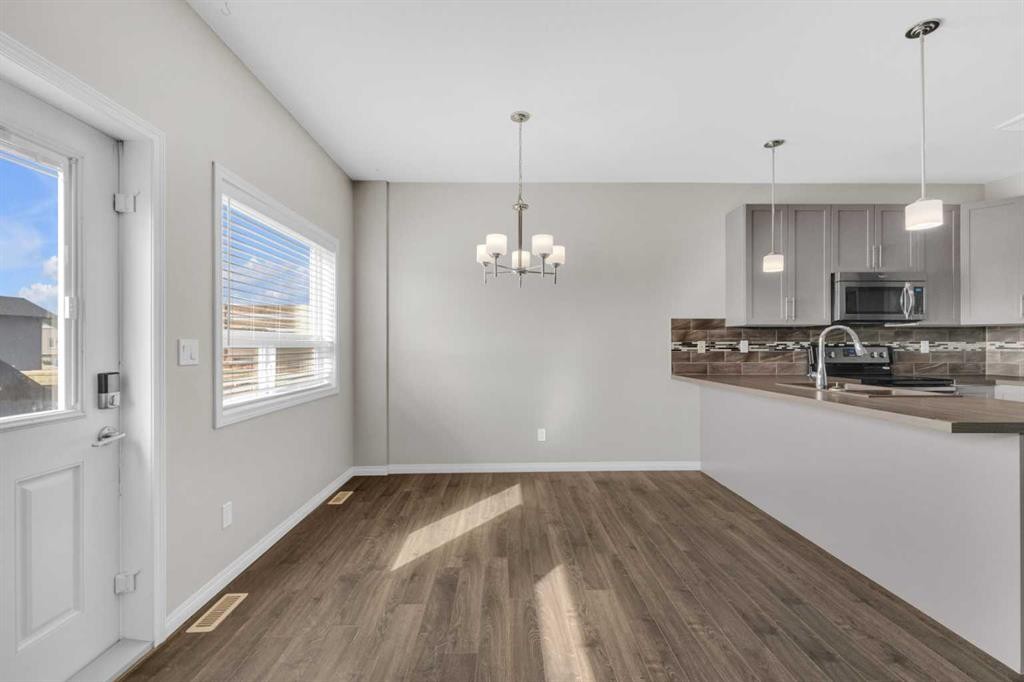 149 Hawkridge Boulevard, Penhold, AB - Indoor Photo Showing Kitchen