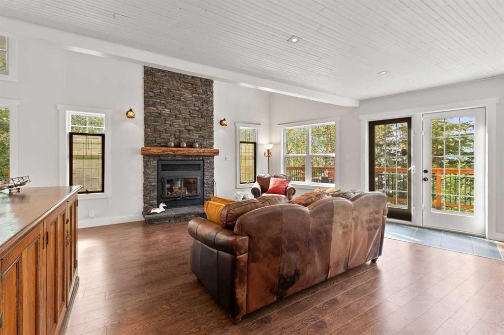 36 Lakeview Avenue, White Sands, AB - Indoor Photo Showing Living Room With Fireplace