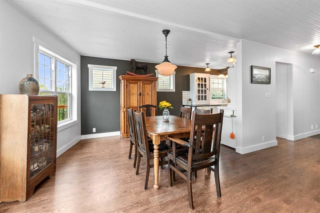 36 Lakeview Avenue, White Sands, AB - Indoor Photo Showing Dining Room