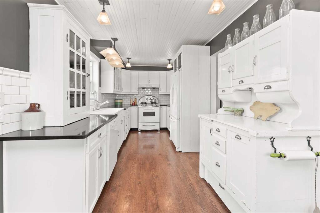36 Lakeview Avenue, White Sands, AB - Indoor Photo Showing Kitchen