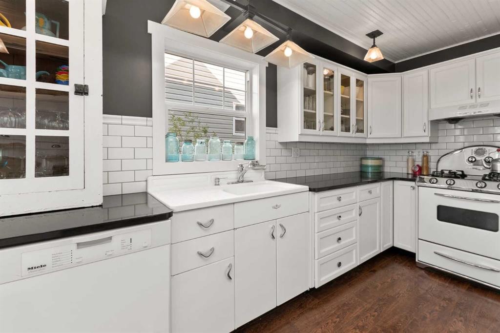 36 Lakeview Avenue, White Sands, AB - Indoor Photo Showing Kitchen