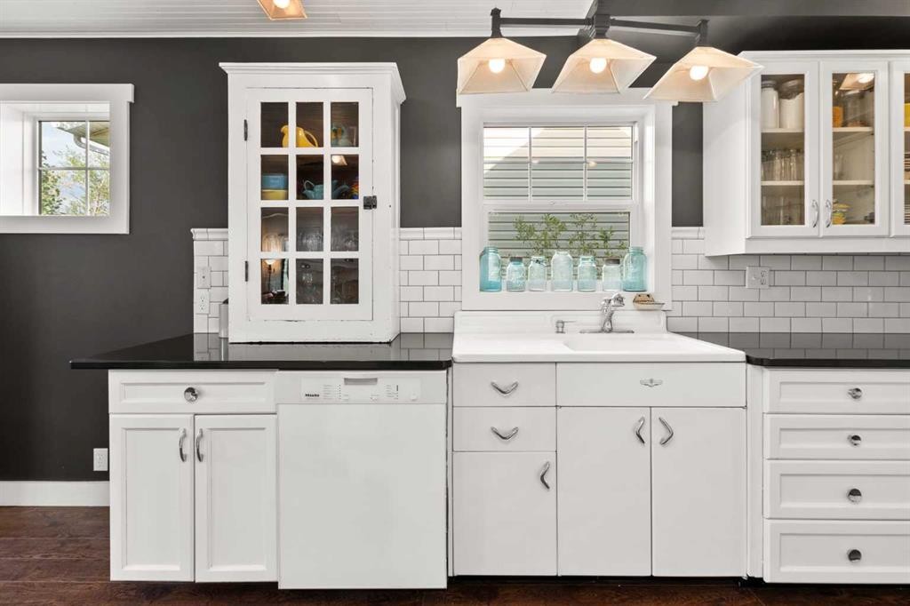 36 Lakeview Avenue, White Sands, AB - Indoor Photo Showing Kitchen