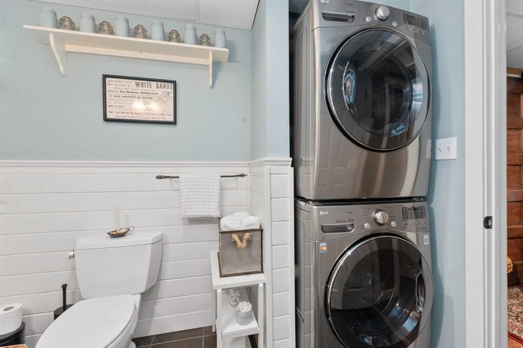 36 Lakeview Avenue, White Sands, AB - Indoor Photo Showing Laundry Room
