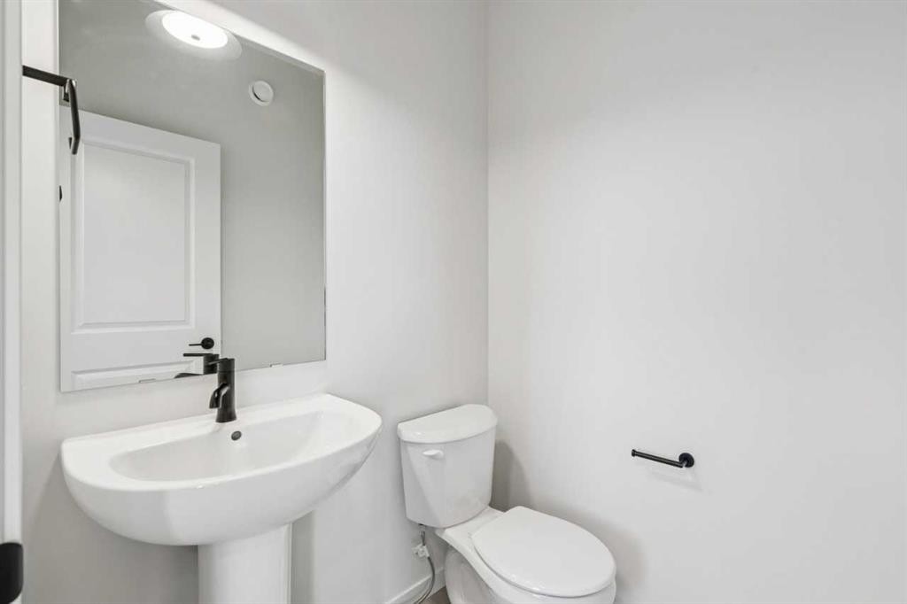 49 Bluerock Hill Sw, Calgary, AB - Indoor Photo Showing Bathroom