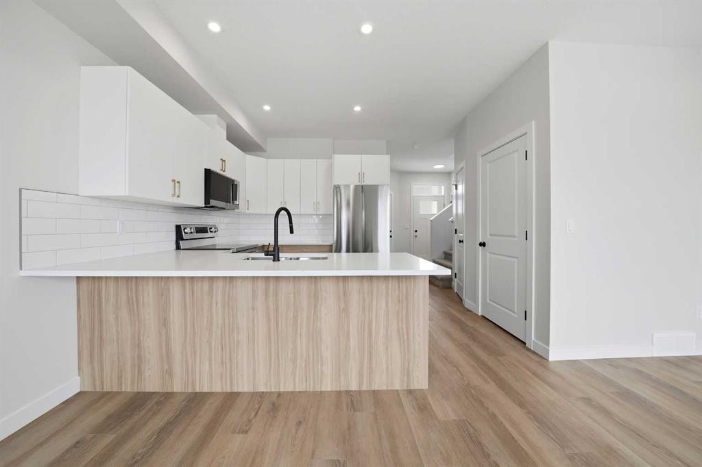 77 Pinnacle Close, Blackfalds, AB - Indoor Photo Showing Kitchen With Upgraded Kitchen