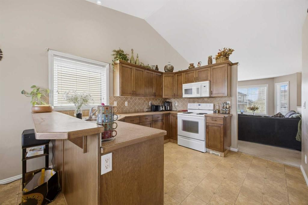 135 Issard Close, Red Deer, AB - Indoor Photo Showing Kitchen