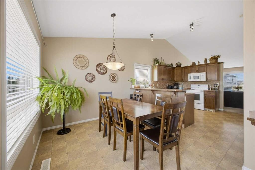 135 Issard Close, Red Deer, AB - Indoor Photo Showing Dining Room
