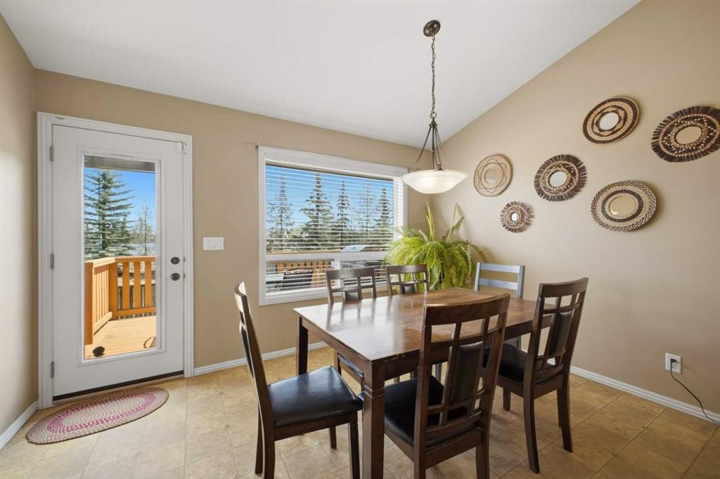135 Issard Close, Red Deer, AB - Indoor Photo Showing Dining Room