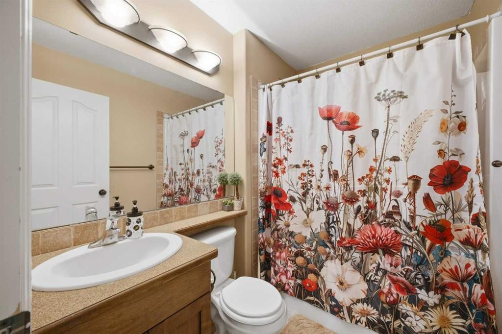 135 Issard Close, Red Deer, AB - Indoor Photo Showing Bathroom