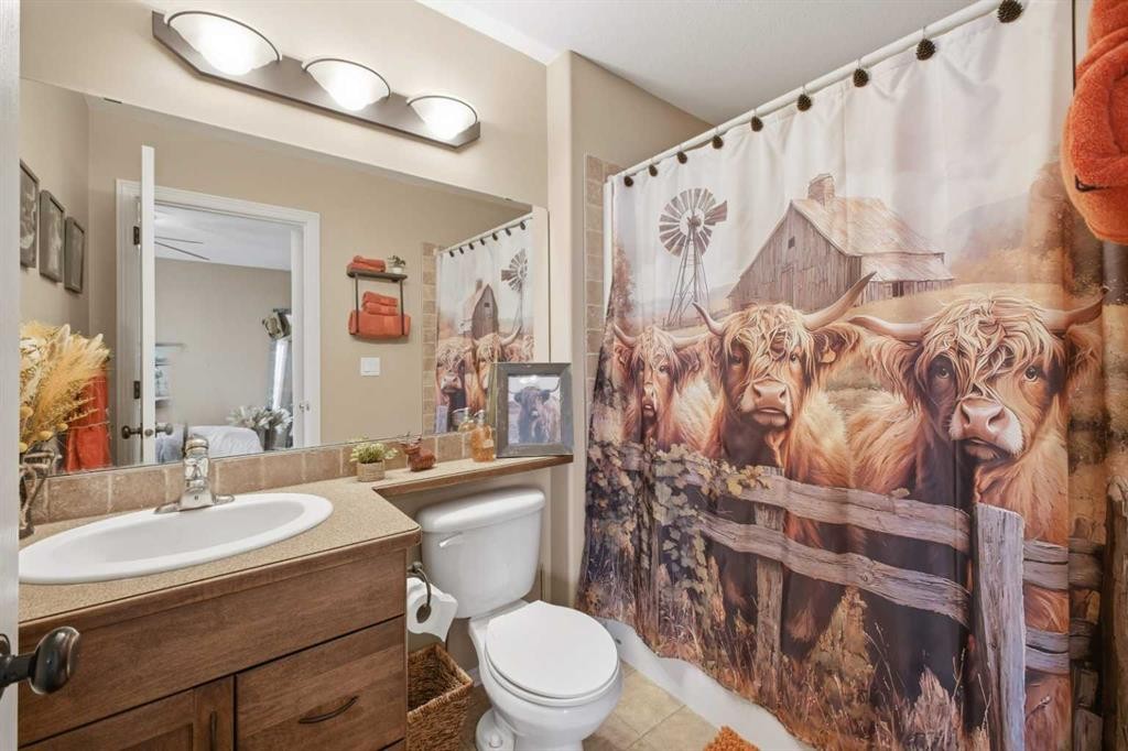 135 Issard Close, Red Deer, AB - Indoor Photo Showing Bathroom