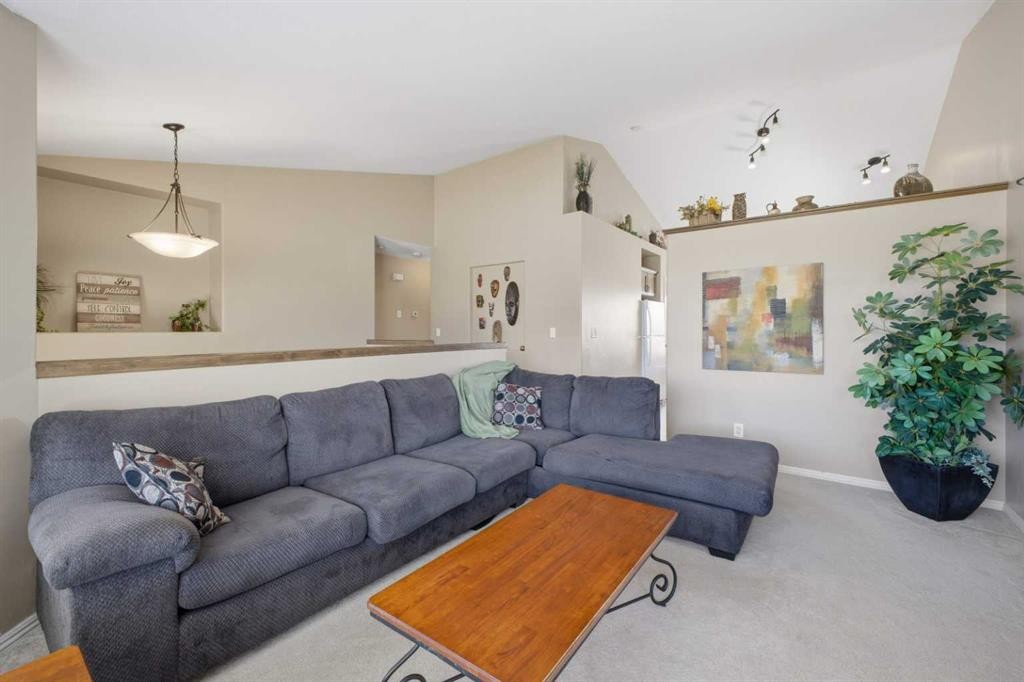 135 Issard Close, Red Deer, AB - Indoor Photo Showing Living Room