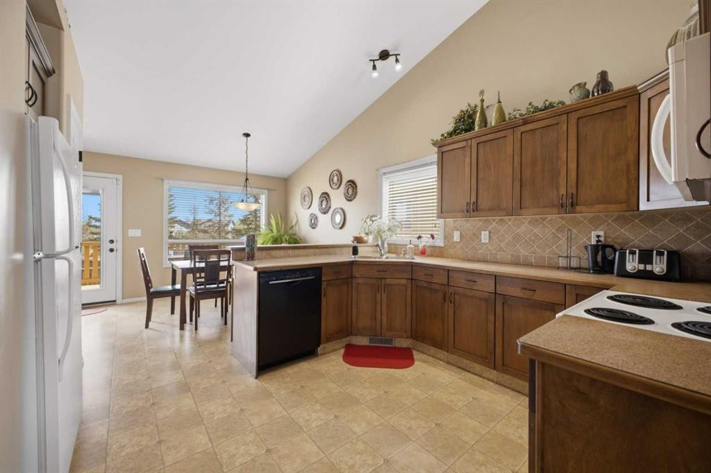 135 Issard Close, Red Deer, AB - Indoor Photo Showing Kitchen