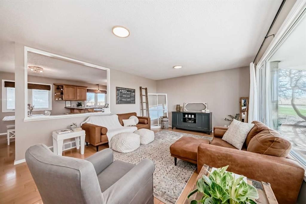 302064 Range Road, Linden, AB - Indoor Photo Showing Living Room