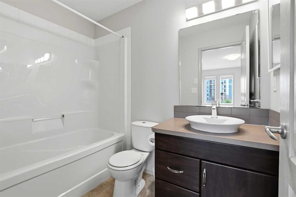 1906-30 Carleton Avenue, Red Deer, AB - Indoor Photo Showing Bathroom