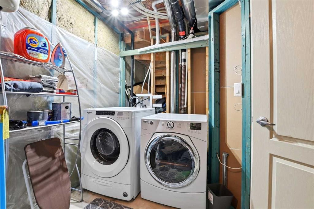 1906-30 Carleton Avenue, Red Deer, AB - Indoor Photo Showing Laundry Room