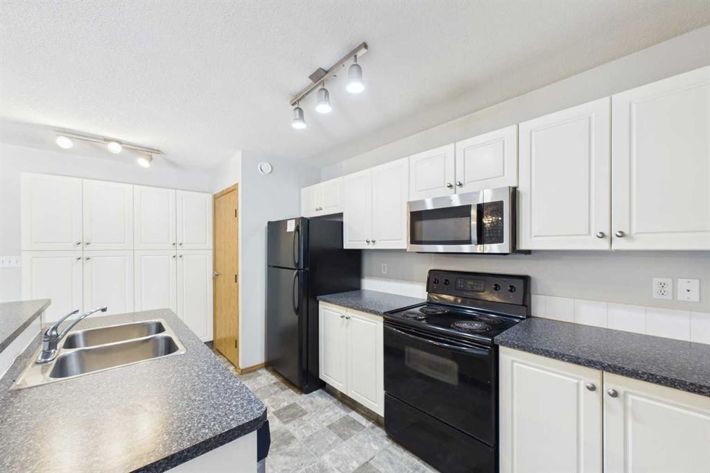 40-20 Jacobs Close, Red Deer, AB - Indoor Photo Showing Kitchen With Double Sink