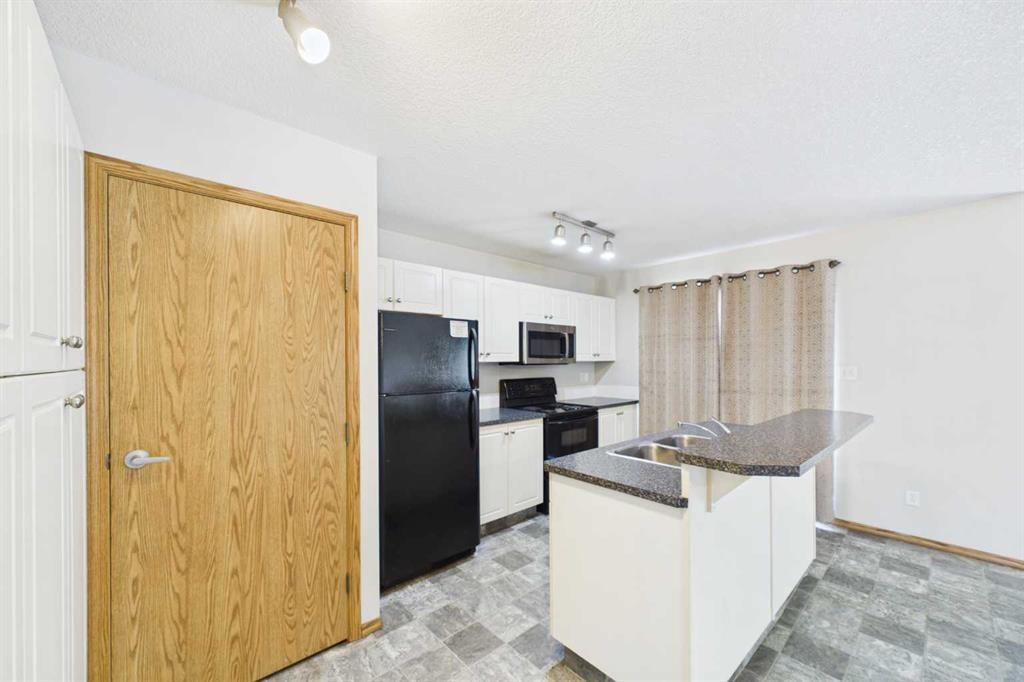 40-20 Jacobs Close, Red Deer, AB - Indoor Photo Showing Kitchen With Double Sink