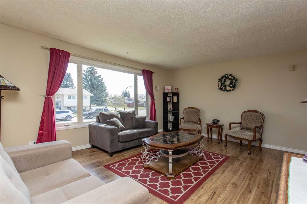 62 Nance Avenue, Red Deer, AB - Indoor Photo Showing Living Room