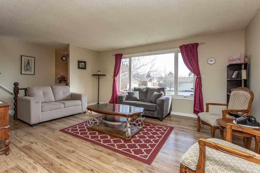 62 Nance Avenue, Red Deer, AB - Indoor Photo Showing Living Room