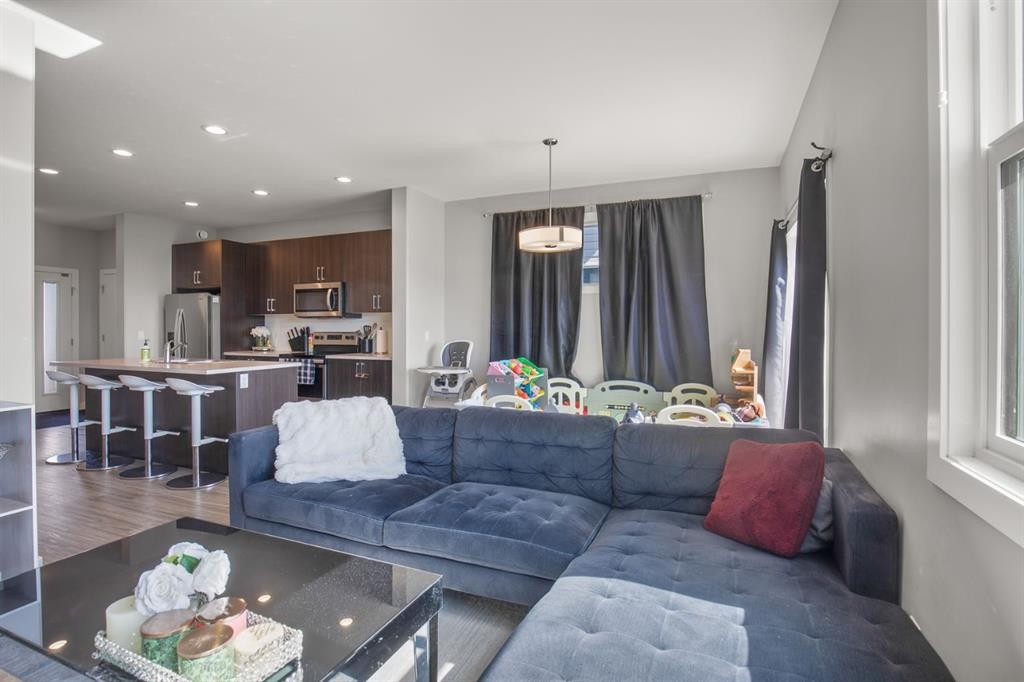 95 Palmer Circle, Blackfalds, AB - Indoor Photo Showing Living Room