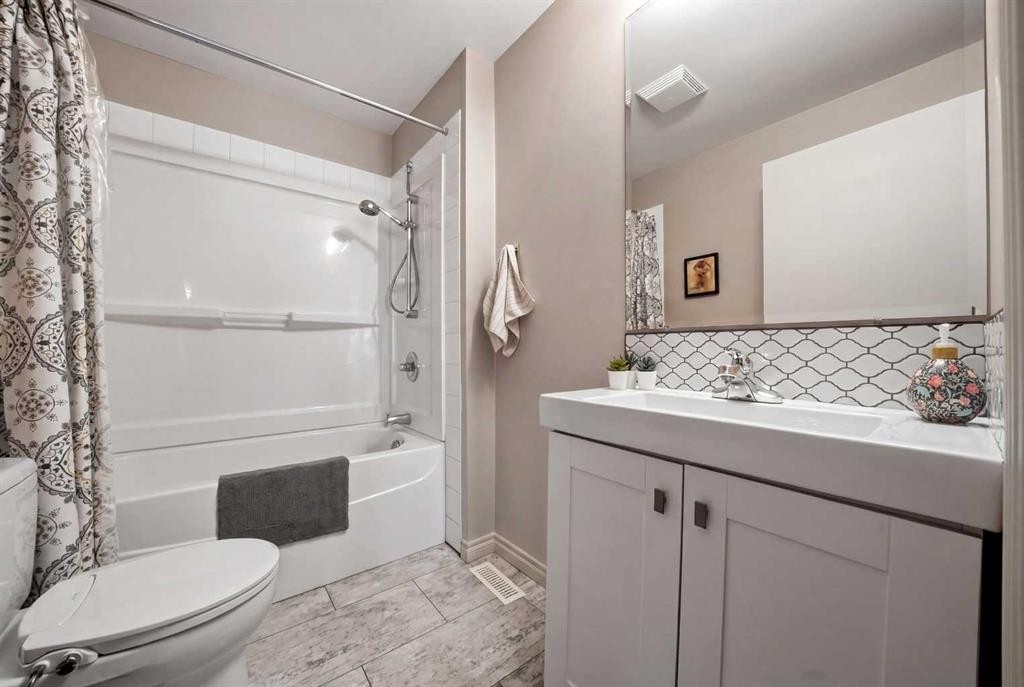 25 Gilbert Crescent, Red Deer, AB - Indoor Photo Showing Bathroom