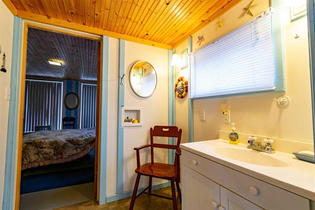 44 Lakeview Avenue, White Sands, AB