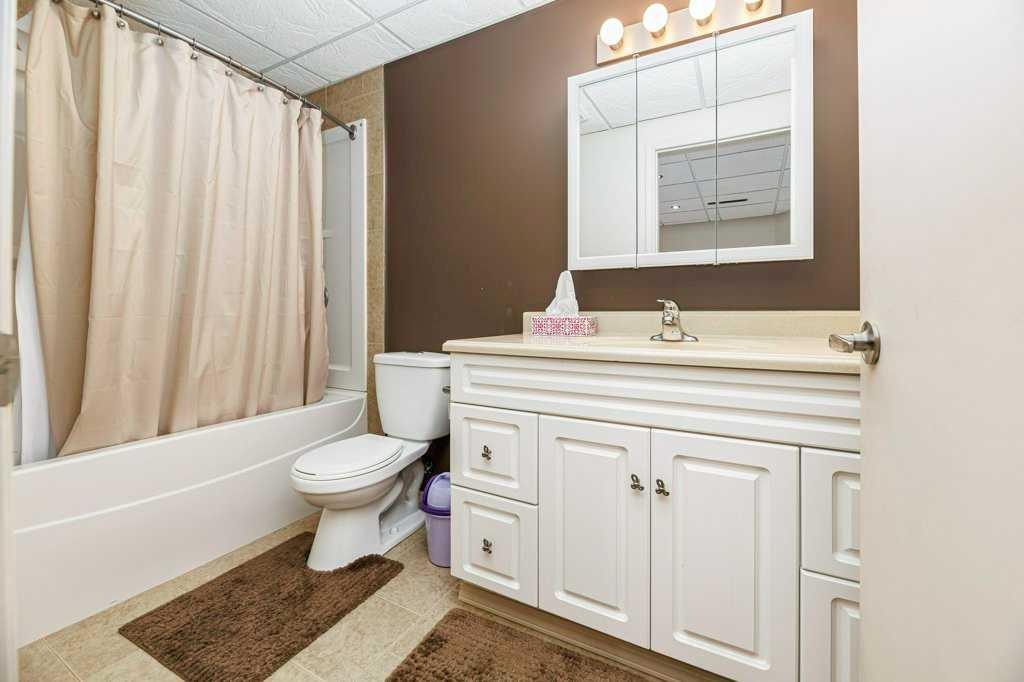 61-2816 Botterill Crescent, Red Deer, AB - Indoor Photo Showing Bathroom