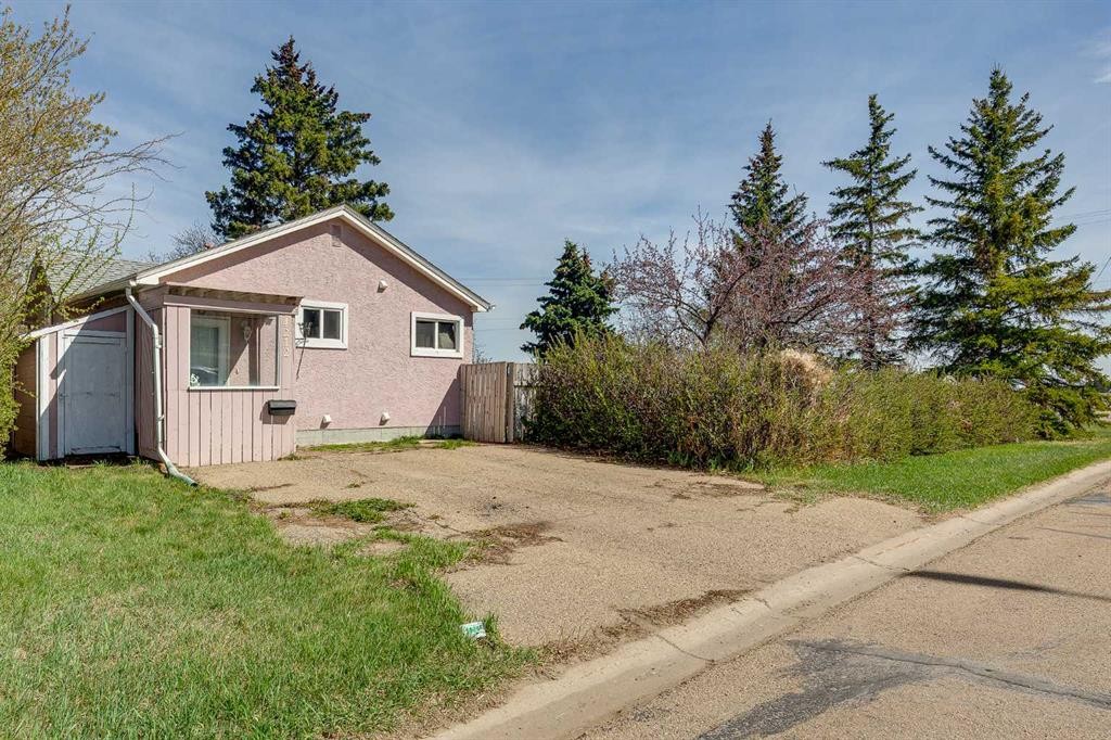 4212 C + E Trail, Lacombe, AB - Outdoor