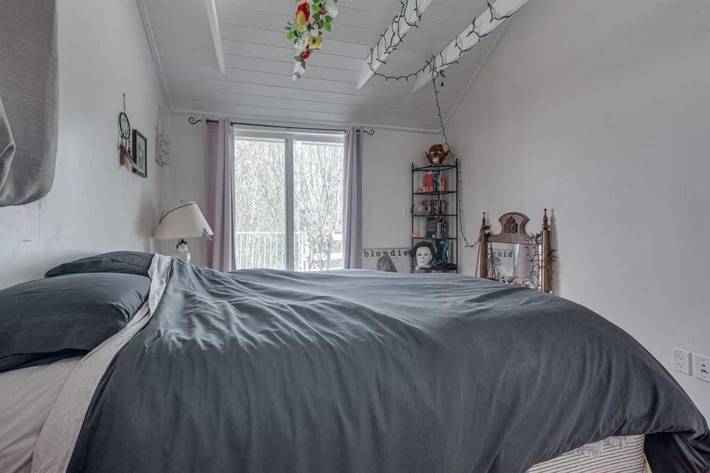 4212 C + E Trail, Lacombe, AB - Indoor Photo Showing Bedroom