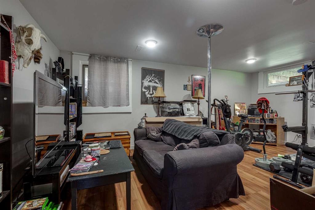 4212 C + E Trail, Lacombe, AB - Indoor Photo Showing Living Room