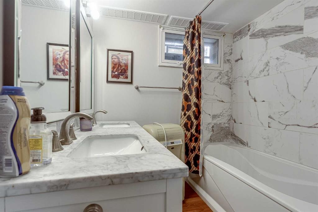 4212 C + E Trail, Lacombe, AB - Indoor Photo Showing Bathroom