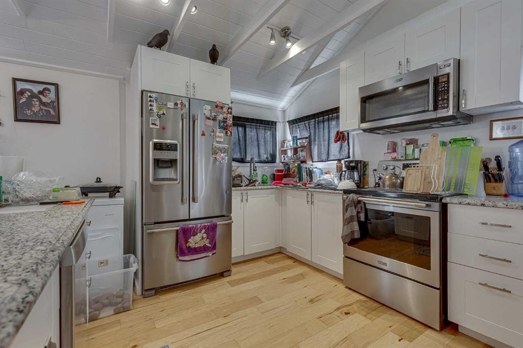 4212 C + E Trail, Lacombe, AB - Indoor Photo Showing Kitchen