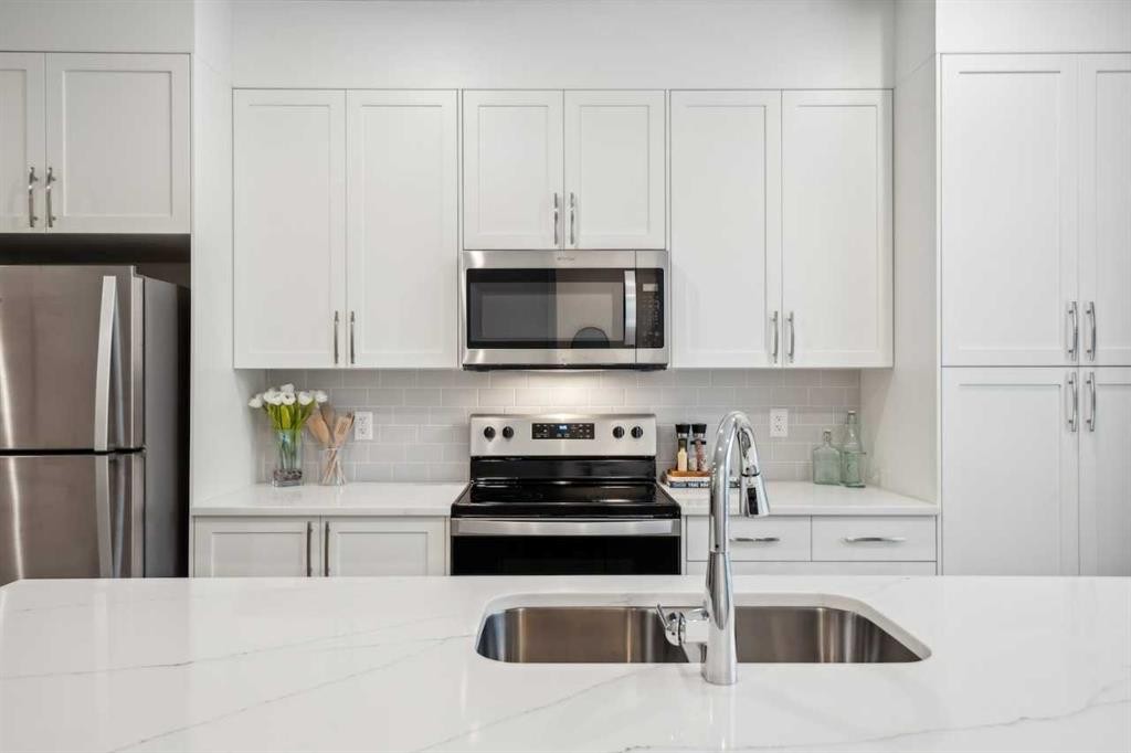 229 Vantage Drive, Cochrane, AB - Indoor Photo Showing Kitchen With Stainless Steel Kitchen With Upgraded Kitchen