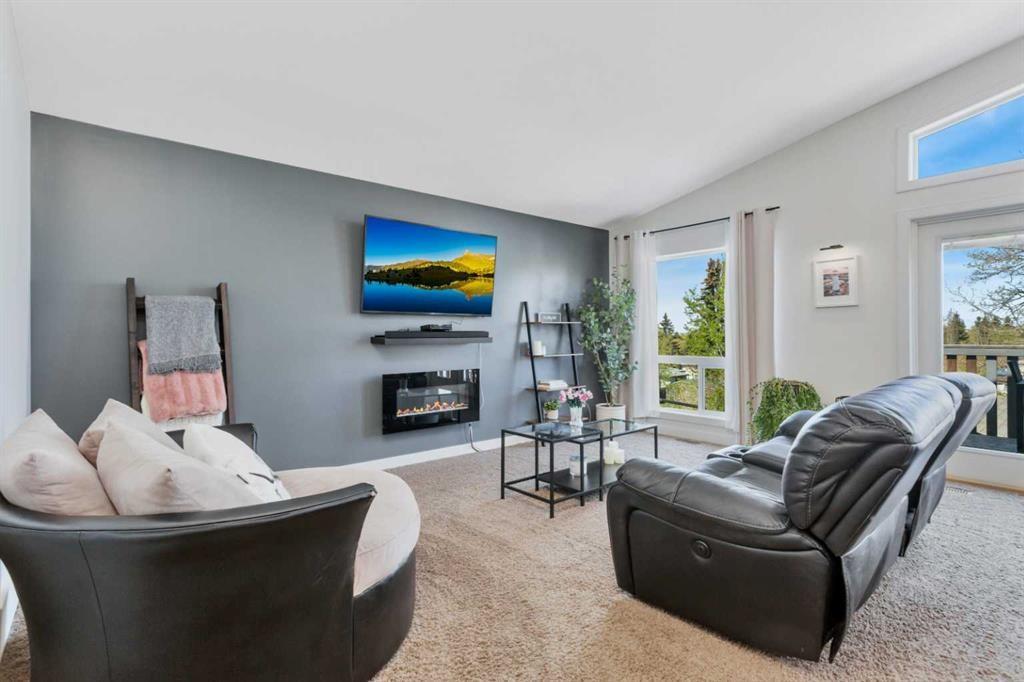 149 Bowman Circle, Sylvan Lake, AB - Indoor Photo Showing Living Room With Fireplace
