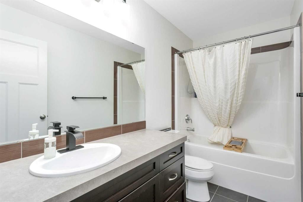 149 Bowman Circle, Sylvan Lake, AB - Indoor Photo Showing Bathroom