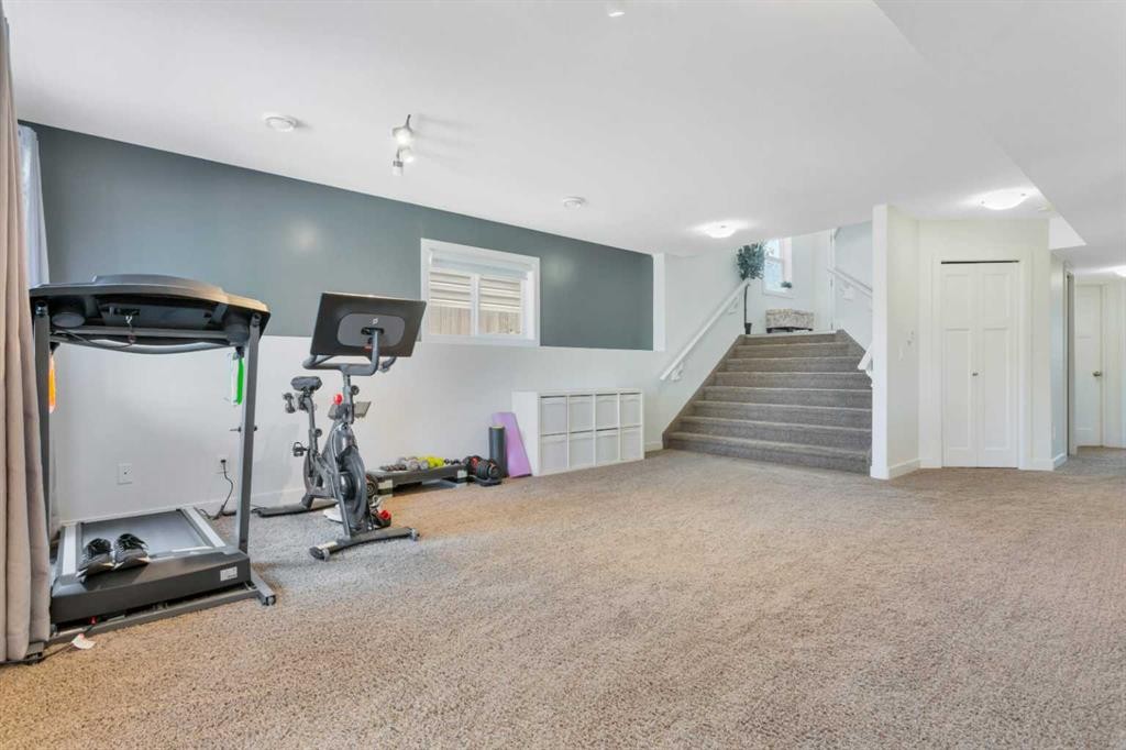 149 Bowman Circle, Sylvan Lake, AB - Indoor Photo Showing Gym Room
