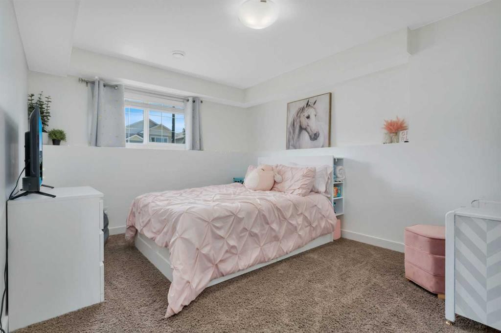 149 Bowman Circle, Sylvan Lake, AB - Indoor Photo Showing Bedroom