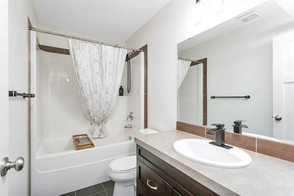 149 Bowman Circle, Sylvan Lake, AB - Indoor Photo Showing Bathroom