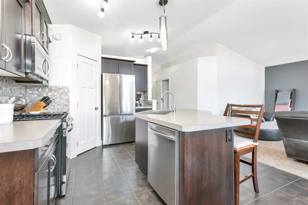 149 Bowman Circle, Sylvan Lake, AB - Indoor Photo Showing Kitchen With Stainless Steel Kitchen With Upgraded Kitchen