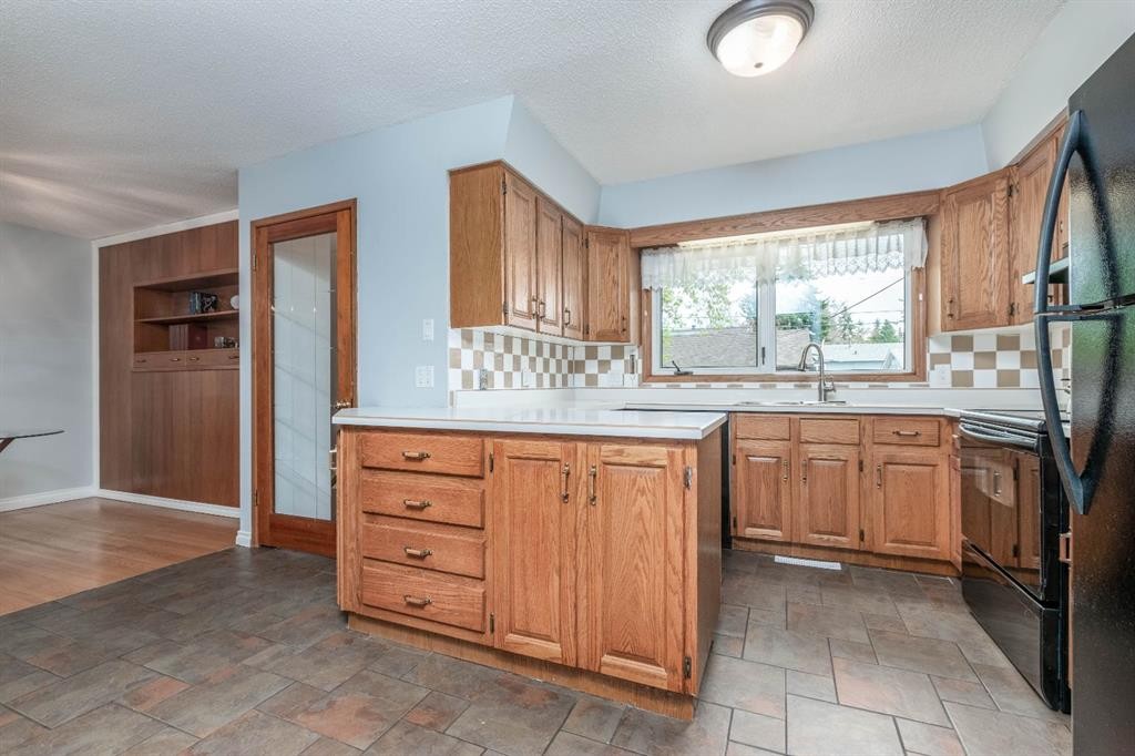 10812 52 Avenue Nw, Edmonton, AB - Indoor Photo Showing Kitchen