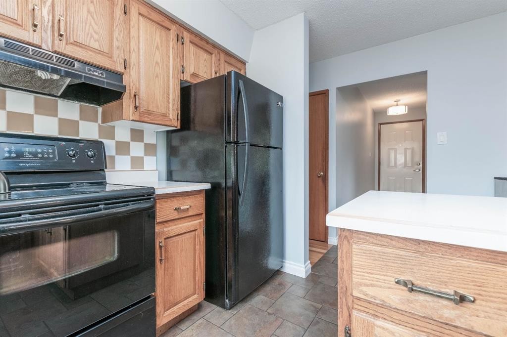 10812 52 Avenue Nw, Edmonton, AB - Indoor Photo Showing Kitchen