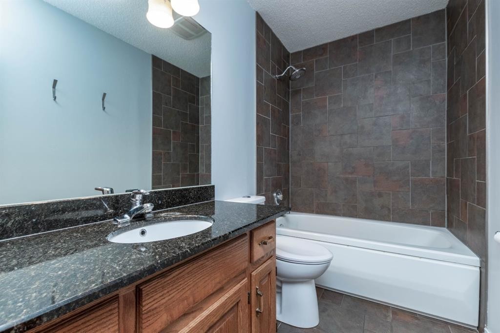 10812 52 Avenue Nw, Edmonton, AB - Indoor Photo Showing Bathroom