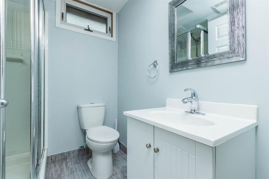 10812 52 Avenue Nw, Edmonton, AB - Indoor Photo Showing Bathroom