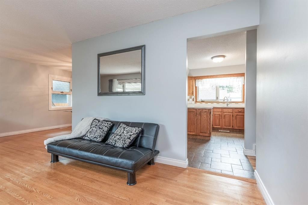 10812 52 Avenue Nw, Edmonton, AB - Indoor Photo Showing Living Room
