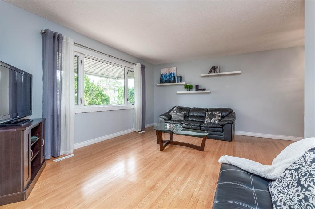 10812 52 Avenue Nw, Edmonton, AB - Indoor Photo Showing Other Room