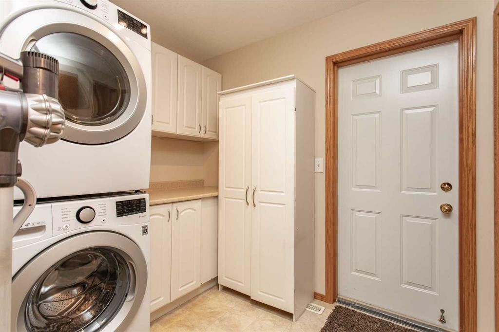 4908 55 Street, Alix, AB - Indoor Photo Showing Laundry Room