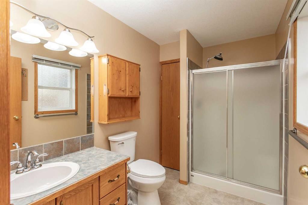 4908 55 Street, Alix, AB - Indoor Photo Showing Bathroom