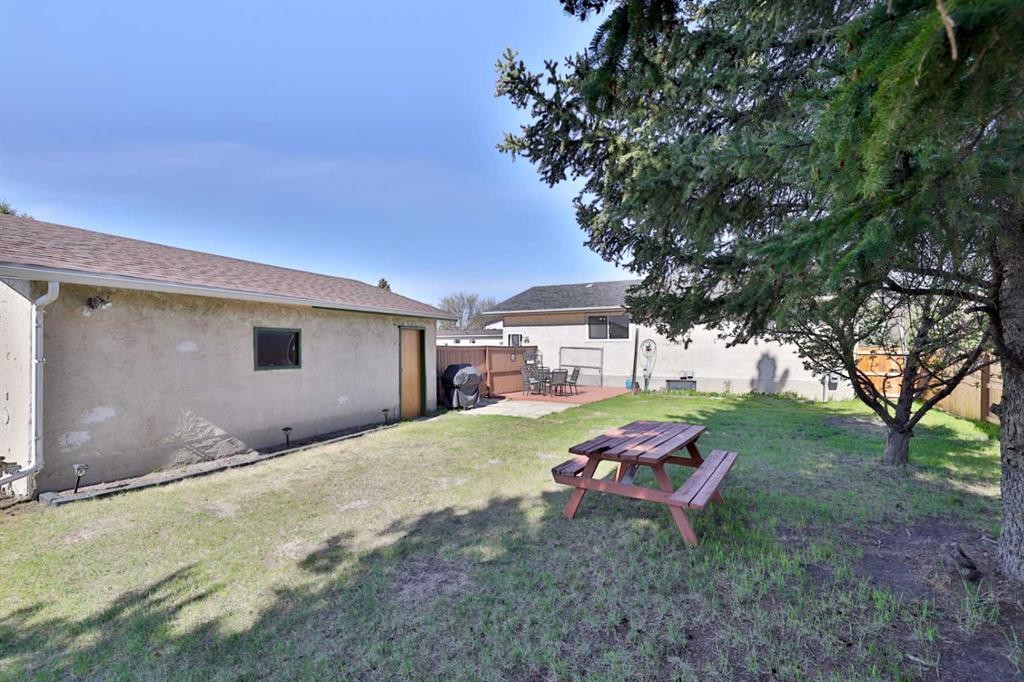 3305 Erickson Drive, Camrose, AB - Outdoor