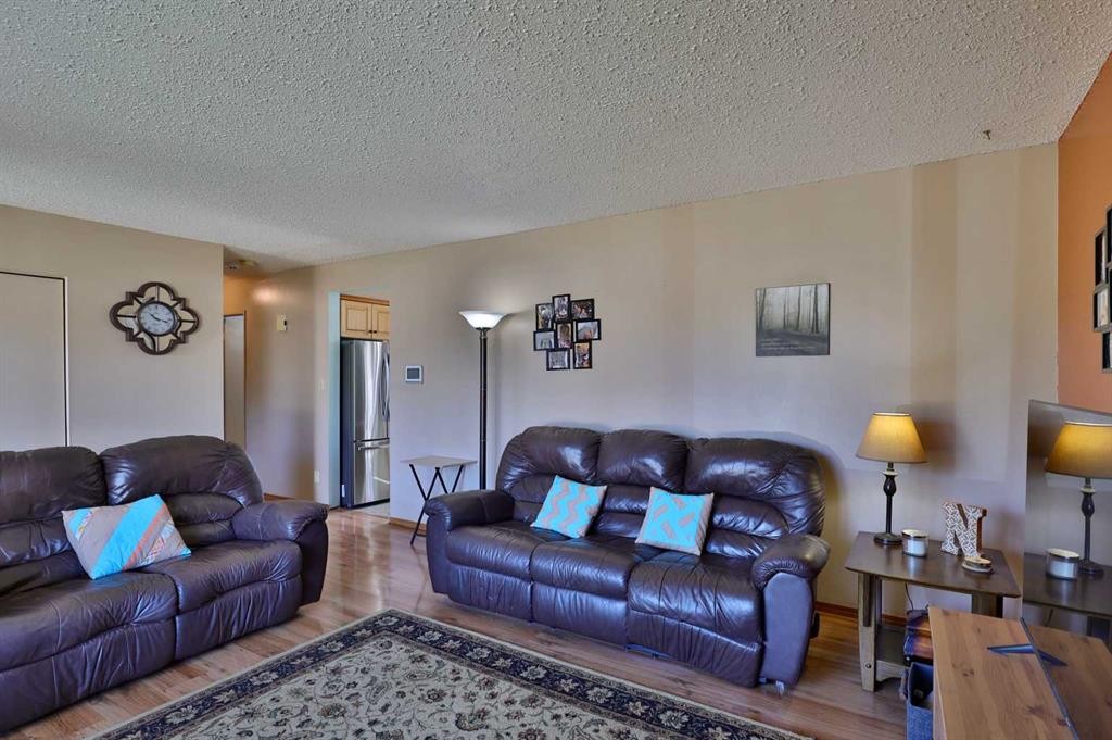 3305 Erickson Drive, Camrose, AB - Indoor Photo Showing Living Room