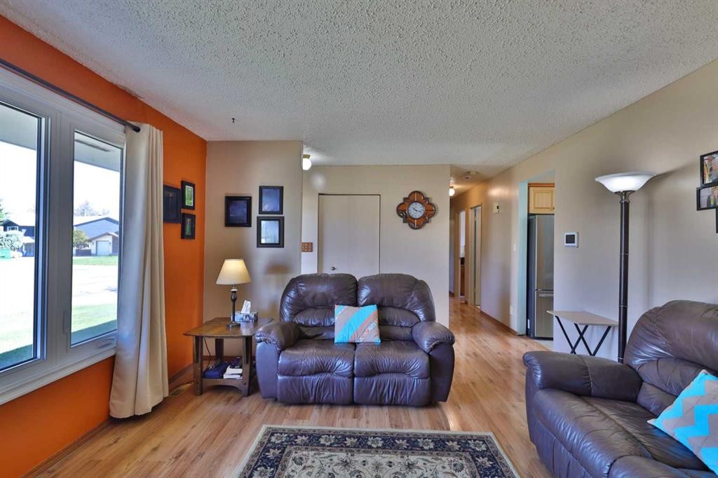 3305 Erickson Drive, Camrose, AB - Indoor Photo Showing Living Room